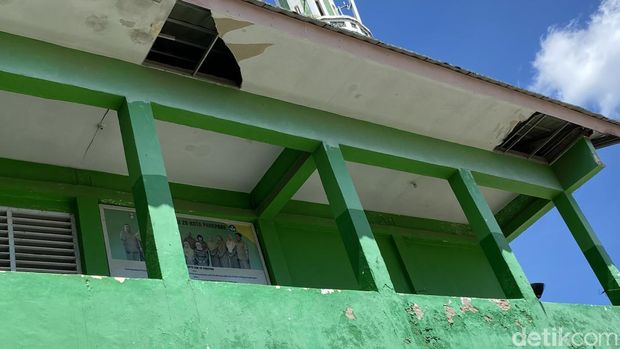 Gedung SDN 14 dan 26 Parepare, Sulawesi Selatan (Sulsel), memprihatinkan sebab tiang sudah retak dan plafon di sejumlah ruangan ambruk.