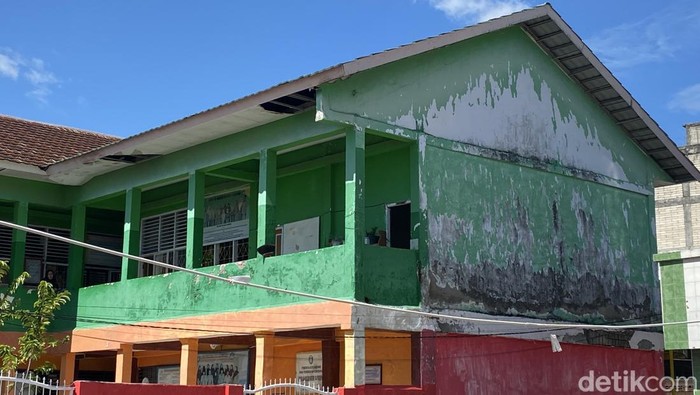Gedung SDN 14 dan 26 Parepare, Sulawesi Selatan (Sulsel), memprihatinkan sebab tiang sudah retak dan plafon di sejumlah ruangan ambruk.