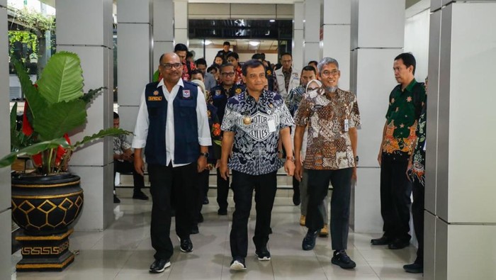 Gubernur Jateng Ahmad Luthfi usai rapat koordinasi bersama bupati, wali kota, serta pimpinan DPRD Jateng dan kabupaten/kota di Kantor Gubernur Jateng pada Kamis (11/9/2025).