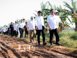 Andra Cek Jl Poros Desa di Sindang Tangerang yang Masih Tanah, Janji Perbaiki