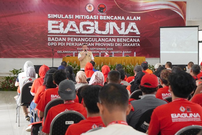 Kepala BAGUNA (Badan Penanggulangan Bencana) PDI Perjuangan Hardiyanto Kenneth Membuka Acara Kegiatan Simulasi Bencana Yang Di Adakan Di GOR Remaja Kebon Jeruk, Jakarta Barat.