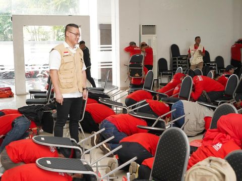 Kepala BAGUNA (Badan Penanggulangan Bencana) PDI Perjuangan Hardiyanto Kenneth Membuka Acara Kegiatan Simulasi Bencana Yang Di Adakan Di GOR Remaja Kebon Jeruk, Jakarta Barat.