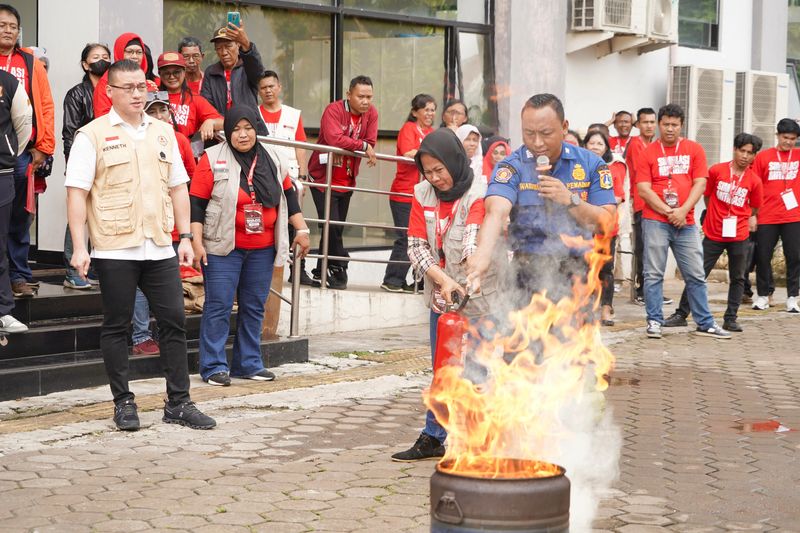Kepala BAGUNA (Badan Penanggulangan Bencana) PDI Perjuangan Hardiyanto Kenneth Membuka Acara Kegiatan Simulasi Bencana Yang Di Adakan Di GOR Remaja Kebon Jeruk, Jakarta Barat.