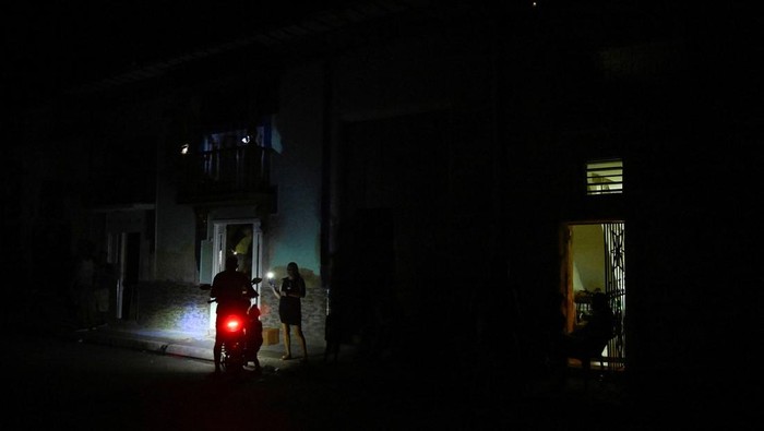 Havana Gelap Gulita, Jaringan Listrik Kuba Kolaps Lagi Kota Havana kembali diselimuti kegelapan setelah jaringan listrik nasional Kuba kolaps pada Rabu (10/9/2025). Pemadaman listrik berskala nasional ini menjadi yang keempat kalinya terjadi dalam kurun waktu kurang dari setahun, menandakan krisis energi yang kian memburuk di negara tersebut. REUTERS/Norlys Perez