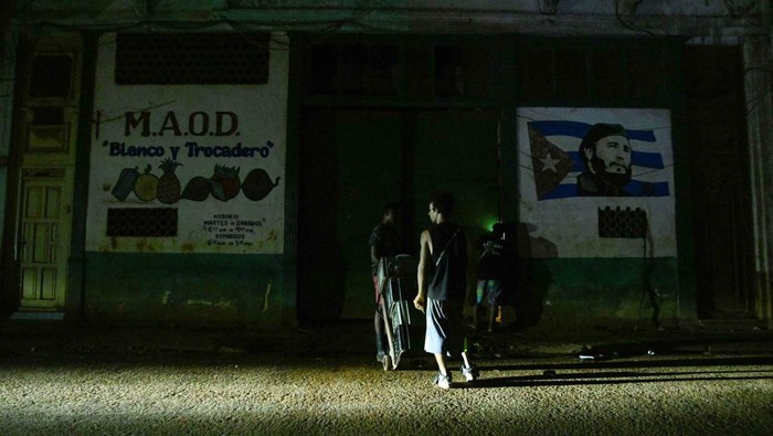 Kota Havana kembali diselimuti kegelapan setelah jaringan listrik nasional Kuba kolaps pada Rabu (10/9/2025). Pemadaman listrik berskala nasional ini menjadi yang keempat kalinya terjadi dalam kurun waktu kurang dari setahun, menandakan krisis energi yang kian memburuk di negara tersebut. REUTERS/Norlys Perez