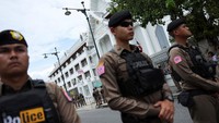 Petugas polisi berjaga di luar Mahkamah Agung setelah pengadilan memutuskan untuk mengembalikan Mantan Perdana Menteri Thailand Thaksin Shinawatra ke penjara selama satu tahun. Foto: REUTERS/Chalinee Thirasupa