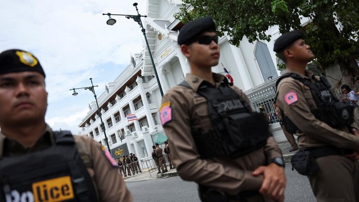 Police officers stand guard outside the Supreme Court after the court ruled to return Former Thai Prime Minister Thaksin Shinawatra to prison for one year, in the case of his unlawful six-month hospital stay before he was granted parole, in Bangkok, Thailand, September 9, 2025. REUTERS/Chalinee Thirasupa