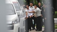 Mantan Perdana Menteri Thailand Thaksin Shinawatra dikawal oleh petugas pemasyarakatan setelah Mahkamah Agung memutuskan untuk mengembalikan Thaksin ke penjara selama satu tahun, dalam kasus masa inap enam bulan yang melanggar hukum sebelum ia mendapatkan pembebasan bersyarat, di Bangkok, Thailand, pada Selasa (9/9). Foto: REUTERS/Panumas Sanguanwong