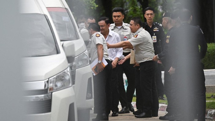 Intip Penjara Bangkok Tempat Eks PM Thailand Thaksin Menjalani Hukuman Former Thai Prime Minister Thaksin Shinawatra is escorted by corrections officers after the supreme court ruled to return Thaksin to prison for one year, in the case of his unlawful six-month hospital stay before he was granted parole, in Bangkok, Thailand, September 9, 2025. REUTERS/Panumas Sanguanwong TPX IMAGES OF THE DAY