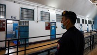 Seorang sipir penjara berdiri di dalam Penjara Pusat Klong Prem. Penjara Klong Prem menampung sekitar 6.500 narapidana, telah menampung tokoh-tokoh politik dan tokoh media ternama. Viktor Bout, seorang pedagang senjata internasional yang dijuluki pedagang kematian, juga merupakan mantan narapidana. Foto: REUTERS/Chalinee Thirasupa