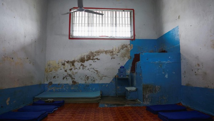 FILE PHOTO: A view shows a cell with a toilet, where inmates sleep, inside Klong Prem central prison, in Bangkok, Thailand, August 1, 2024. REUTERS/Chalinee Thirasupa/File Photo