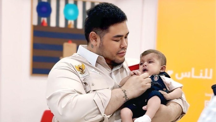 Ivan Gunawan saat menyalurkan donasi untuk korban Gaza di Mesir.