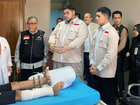 Ivan Gunawan saat bertemu dengan penyintas perang Gaza di Mesir.