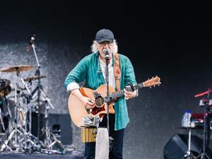 Chord dan Lirik Lagu Kemesraan, Dipopulerkan Iwan Fals