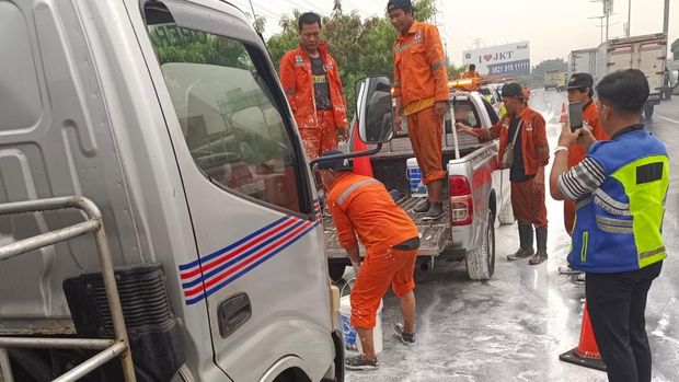 Jalanan di Tol Ancol jadi putih gara-gara kecelakaan dua truk.