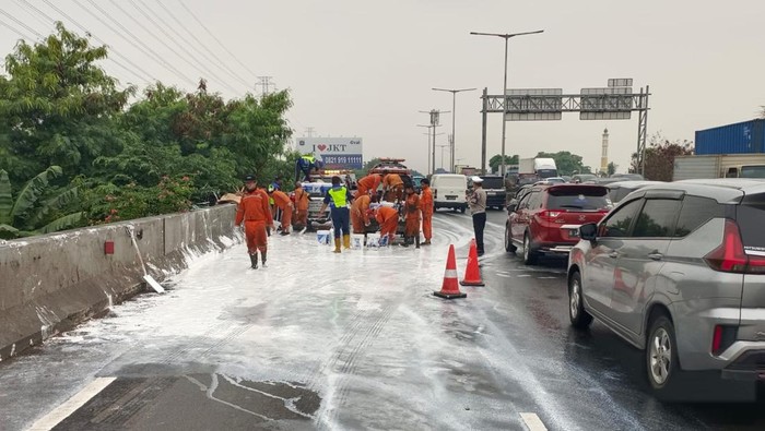 Jalanan di Tol Ancol jadi putih gara-gara kecelakaan dua truk.