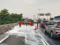 Banjir Cat Putih di Tol Ancol, Ternyata Gara-gara Truk Tabrakan