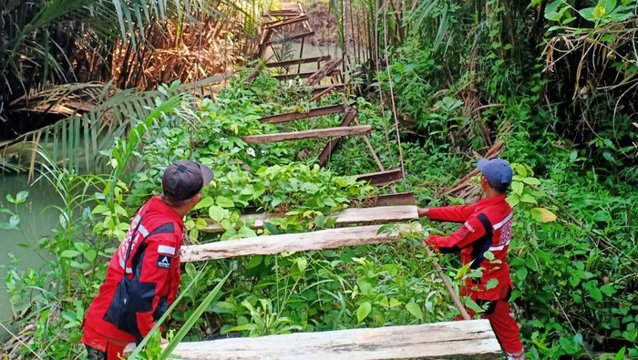 Jembatan Gantung Tampang Muda di Kecamatan Pematang Sawa, Tanggamus.