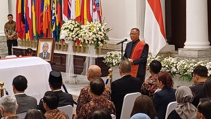 Kakak dari Zetro Leonardo Purba saat penghormatan terakhir di Kemlu