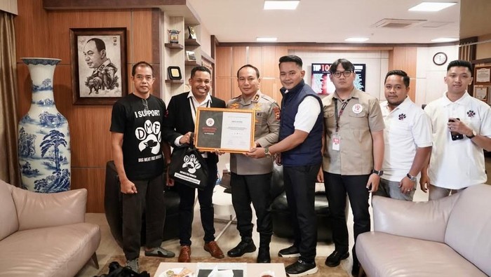 Kapolda Riau Irjen Herry Heryawan menerima penghargaan dari komunitas pecinta hewan atas tindakan tegas menangkap penjual daging anjing di Pekanbaru, Kamis (10/9/2025).