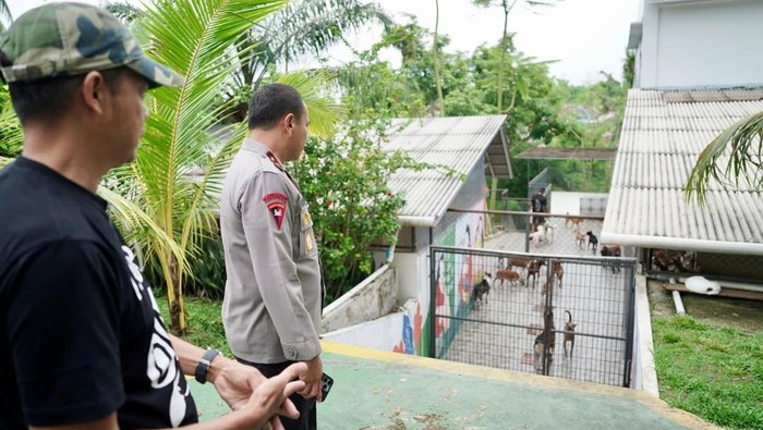 Kapolda Riau Irjen Herry Heryawan mengunjungi Swargaloka Camari Shelter di Kota Pekanbaru, Kamis (10/9/2025).