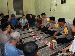 Kapolres Lamongan Sampaikan Duka Saat Takziah ke Rumah Korban Mutilasi