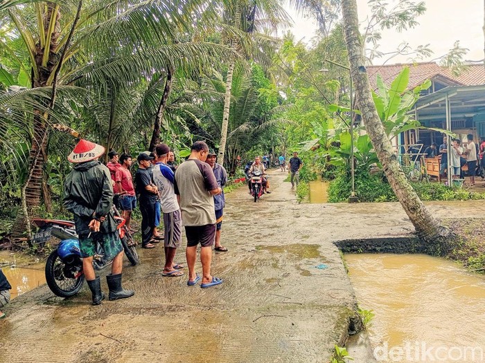 Lokasi ditemukannya balita yang tewas tenggelam di selokan yang meluap Desa Mujur Lor, Kecamatan Kroya, Kabupaten Cilacap, Kamis (11/9/2025).