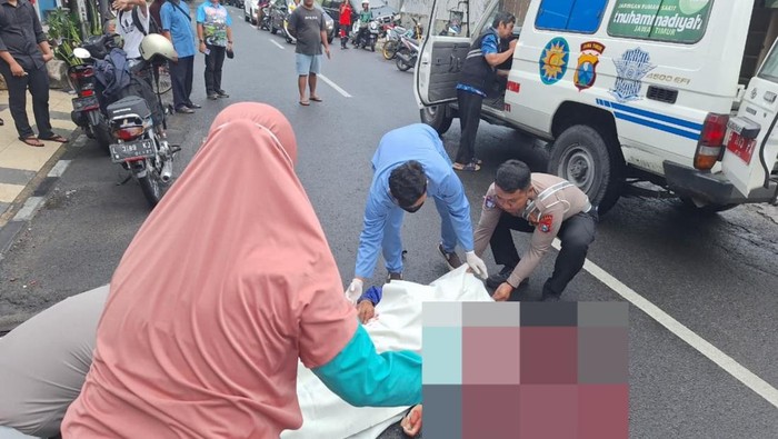 Korban kecelakaan motor di Lamongan saat dievakuasi