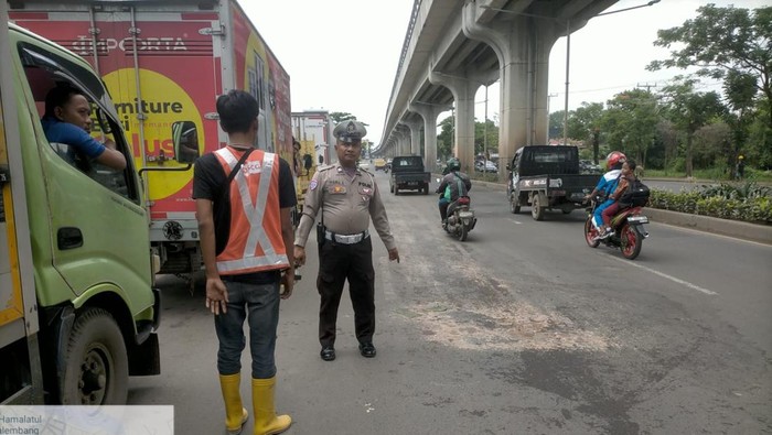 Polisi mendatangi TKP pemotor tewas terserempet truk