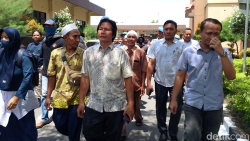 Keluarga Brigadir Esco menggeruduk Mapolda NTB, Kamis (11/9/2025). (Foto: Abdurrasyid Efendi/detikBali)