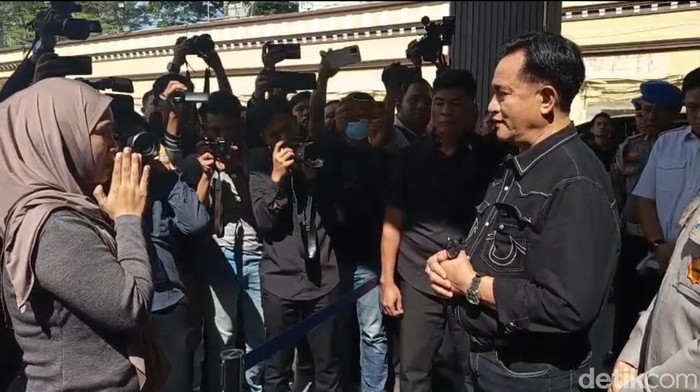 Keluarga driver ojek online, Rusdamdiansyah alias (Dandi) yang tewas dikeroyok saat demo ricuh di Makassar, Sulawesi Selatan (Sulsel), menemui Menteri Koordinator (Menko) Bidang Hukum, HAM, Imigrasi, dan Pemasyarakatan (Kumham Imipas) Yusril Ihza Mahendra di Mapolrestabes Makassar.