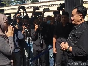 Keluarga Ojol Tewas di Makassar Nangis Depan Yusril, Heran Pelaku Dibebaskan