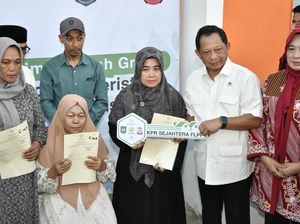 Pemerintah Serahkan Bantuan Rumah ke Korban Unjuk Rasa di Makassar