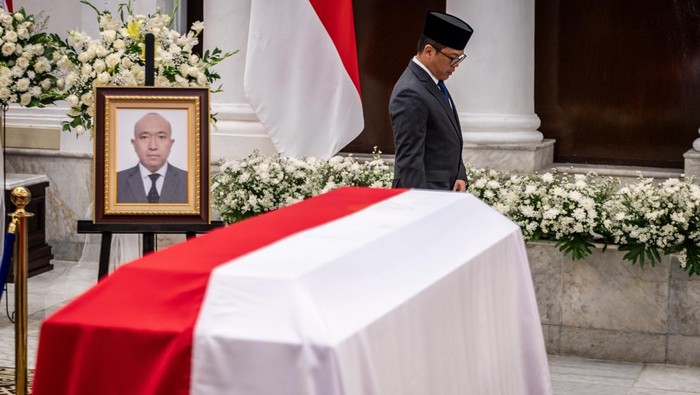 Kemenlu Gelar Penghormatan Terakhir untuk Zetro Leonardo Purba, Staf KBRI Lima Pegawai Kementerian Luar Negeri melepas jenazah Zetro Leonardo Pubra saat penghormatan terakhir almarhum Staf Kedutaan Besar Republik Indonesia (KBRI) Lima, Republik Peru, Zetro Leonardo Purba di Gedung Pancasila, Kementerian Luar Negeri, Jakarta, Kamis (11/9/2025). Penghormatan tersebut diberikan Kementerian Luar Negeri kepada Staf KBRI Lima Zetro Leonardo Purba yang meninggal dunia akibat ditembak oleh orang tak dikenal di Lima, Republik Peru pada Senin (1/9/2025) lalu. ANTARA FOTO/Bayu Pratama S