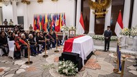 Kepergiannya meninggalkan duka mendalam bagi keluarga besar Kemenlu serta masyarakat Indonesia. ANTARA FOTO/Bayu Pratama S