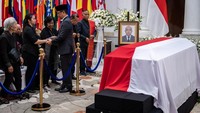 Dalam prosesi tersebut, jenazah Zetro dilepas secara khidmat oleh jajaran Kemenlu. Upacara penghormatan ini menjadi bentuk penghargaan atas dedikasi almarhum dalam mengemban tugas diplomasi bagi bangsa di luar negeri. ANTARA FOTO/Bayu Pratama S