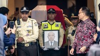 Pegawai Kementerian Luar Negeri melepas jenazah Zetro Leonardo Pubra saat penghormatan terakhir almarhum Staf Kedutaan Besar Republik Indonesia (KBRI) Lima, Republik Peru, Zetro Leonardo Purba di Gedung Pancasila, Kementerian Luar Negeri, Jakarta, Kamis (11/9/2025). ANTARA FOTO/Bayu Pratama S