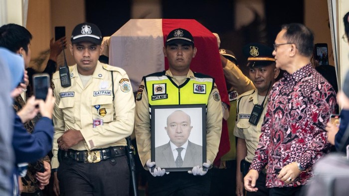 Kemenlu Gelar Penghormatan Terakhir untuk Zetro Leonardo Purba, Staf KBRI Lima Pegawai Kementerian Luar Negeri melepas jenazah Zetro Leonardo Pubra saat penghormatan terakhir almarhum Staf Kedutaan Besar Republik Indonesia (KBRI) Lima, Republik Peru, Zetro Leonardo Purba di Gedung Pancasila, Kementerian Luar Negeri, Jakarta, Kamis (11/9/2025). Penghormatan tersebut diberikan Kementerian Luar Negeri kepada Staf KBRI Lima Zetro Leonardo Purba yang meninggal dunia akibat ditembak oleh orang tak dikenal di Lima, Republik Peru pada Senin (1/9/2025) lalu. ANTARA FOTO/Bayu Pratama S