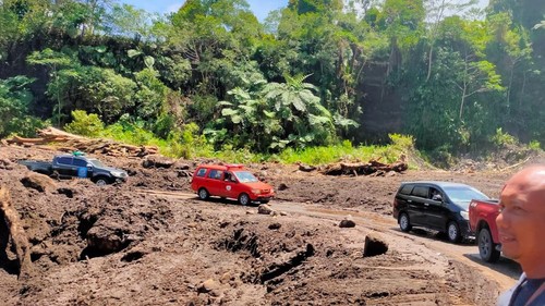 Kementerian Sosial (Kemensos) menyalurkan bantuan logistik darurat bagi korban banjir bandang di Kabupaten Nagekeo, Nusa Tenggara Timur (NTT)