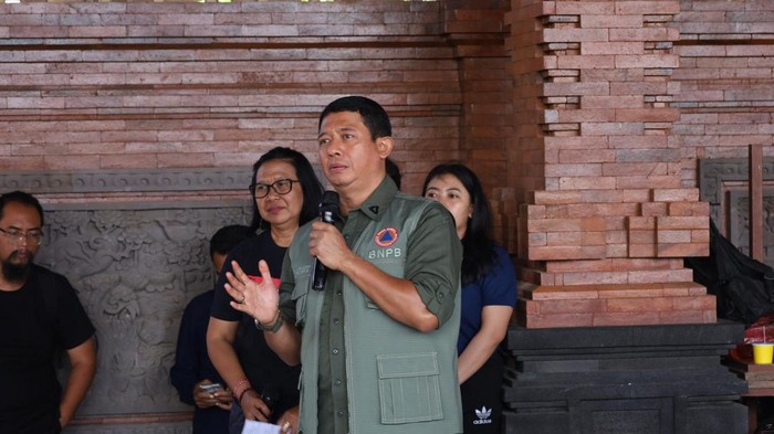 Kepala BNPB, Letjen TNI Suharyanto, berdialog dengan para pengungsi di Banjar Sedana Mertha, Kelurahan Ubung, Denpasar, Kamis (11/9/2025). (Aryo Mahendro/detikBali)