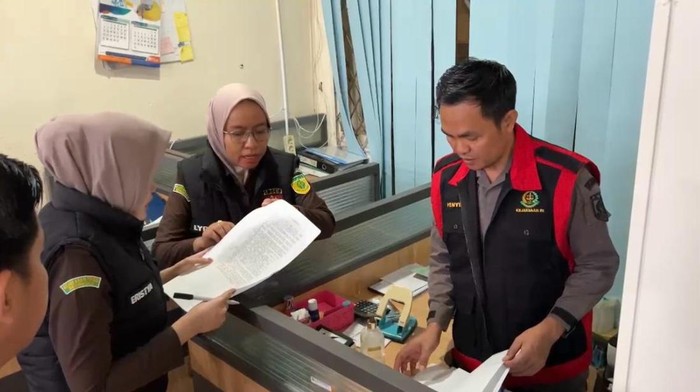 Kerjari geledah dinkes bengkulu Tim penyidik kejari geledah Dinkes Bengkulu.