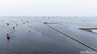 Sebelumnya, viral ada tanggul beton sepanjang 2–3 kilometer di kawasan pesisir Cilincing, Jakarta Utara. Keberadaan tanggul itu dianggap mengganggu aktivitas nelayan dalam mencari ikan. Video keberadaan tanggul tersebut diunggah laman Instagram @cilincinginfo.