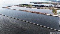 Ketua Forum Masyarakat Rusun Marunda, Didi Suwandi, mengungkapkan reaksi warga melihat tanggul beton yang diduga milik dua perusahaan batu bara membelah laut Cilincing, Jakarta Utara. Menurut Didi, keberadaan tanggul beton itu menyulitkan aktivitas nelayan dalam menangkap ikan. Pasalnya, tanggul beton tersebut memisahkan perairan Marunda dan Cilincing. Kondisi itu membuat biaya operasional nelayan meningkat, sementara potensi tangkapan ikan menurun akibat pencemaran laut.