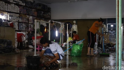 Kondisi lapak pedagang di area basement Pasar Kumbasari, Denpasar, yang berantakan akibat terendam banjir, Kamis (11/9/2025). (Foto: Aryo Mahendro/detikBali)