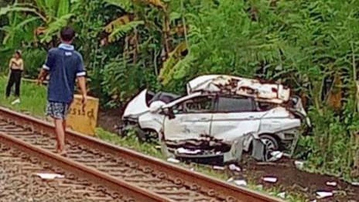 Kondisi mobil yang tertabrak KA Argo Dwipangga di Kebumen, Kamis (11/9/2025).