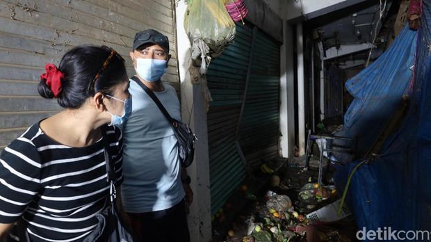 Kondisi sejumlah lapak pedagang di area basement Pasar Kumbasari, Denpasar, yang berantakan akibat terendam banjir, Kamis (11/9/2025). (Foto: Aryo Mahendro/detikBali)