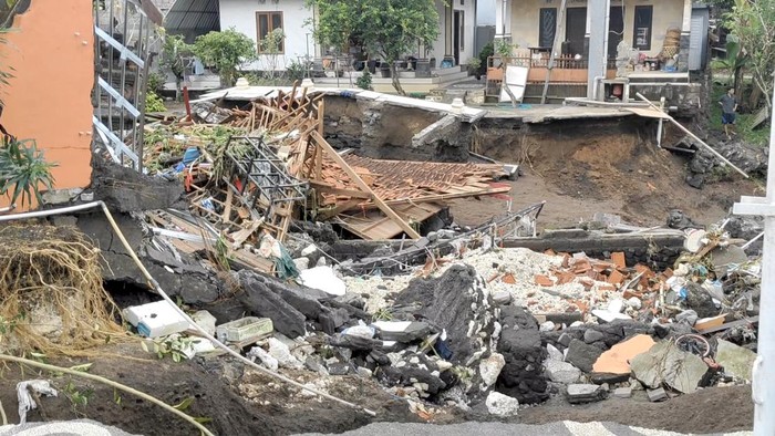 Kondisi terkini rumah korban di Perumahan Permata Residence hancur diterjang banjir menyisakan puing, Kamis (11/9/2025). Tiga korban belum ditemukan. (Agus Eka/detikBali) Kondisi terkini rumah korban di Perumahan Permata Residence hancur diterjang banjir menyisakan puing, Kamis (11/9/2025). Tiga korban belum ditemukan. (Agus Eka/detikBali)