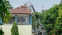 Petugas gabungan dari Polisi, TNI, PLN, dan Damkar masih melakukan evakuasi sisa material menggunakan alat berat.