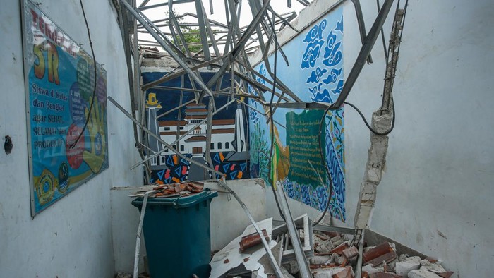 Suasana duka masih menyelimuti SMKN 1 Cileungsi, Bogor, usai insiden ambruknya atap lantai dua pada Rabu (10/9/2025). Atap baja ringan dan genteng yang menutupi empat ruang kelas itu runtuh saat proses belajar mengajar berlangsung, menimpa 31 siswa yang sedang berada di dalam kelas.
