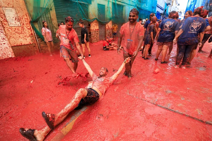 La Tomatina, 'Perang' Lempar Tomat Terbesar di Dunia yang Super Seru!